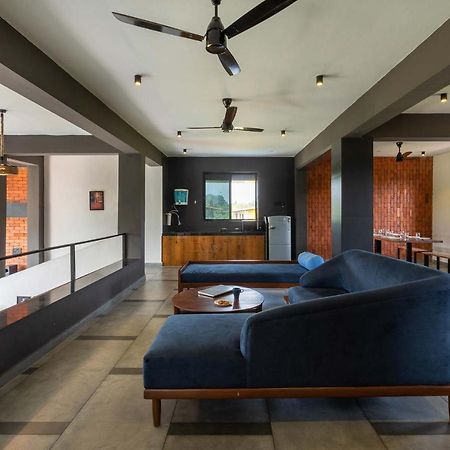 Two Villa By Stayvista With Infinity Pool, Farm & Mountain Views, Modern Interiors คาร์จัต ภายนอก รูปภาพ