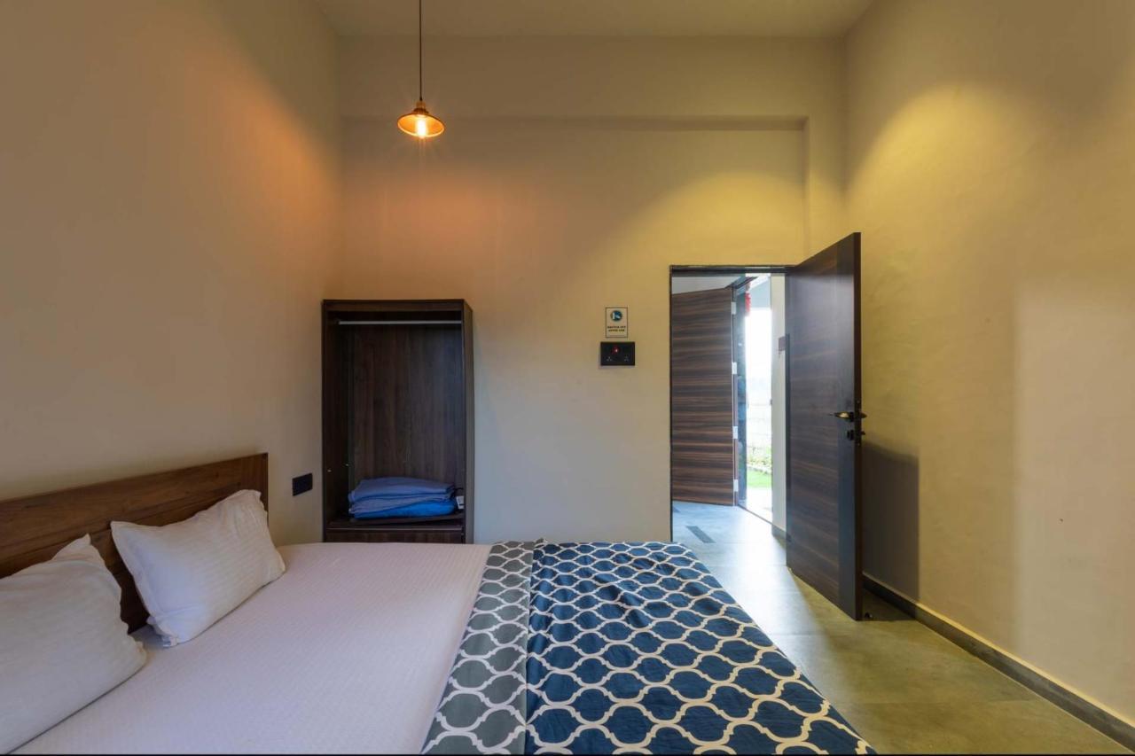 Two Villa By Stayvista With Infinity Pool, Farm & Mountain Views, Modern Interiors คาร์จัต ภายนอก รูปภาพ