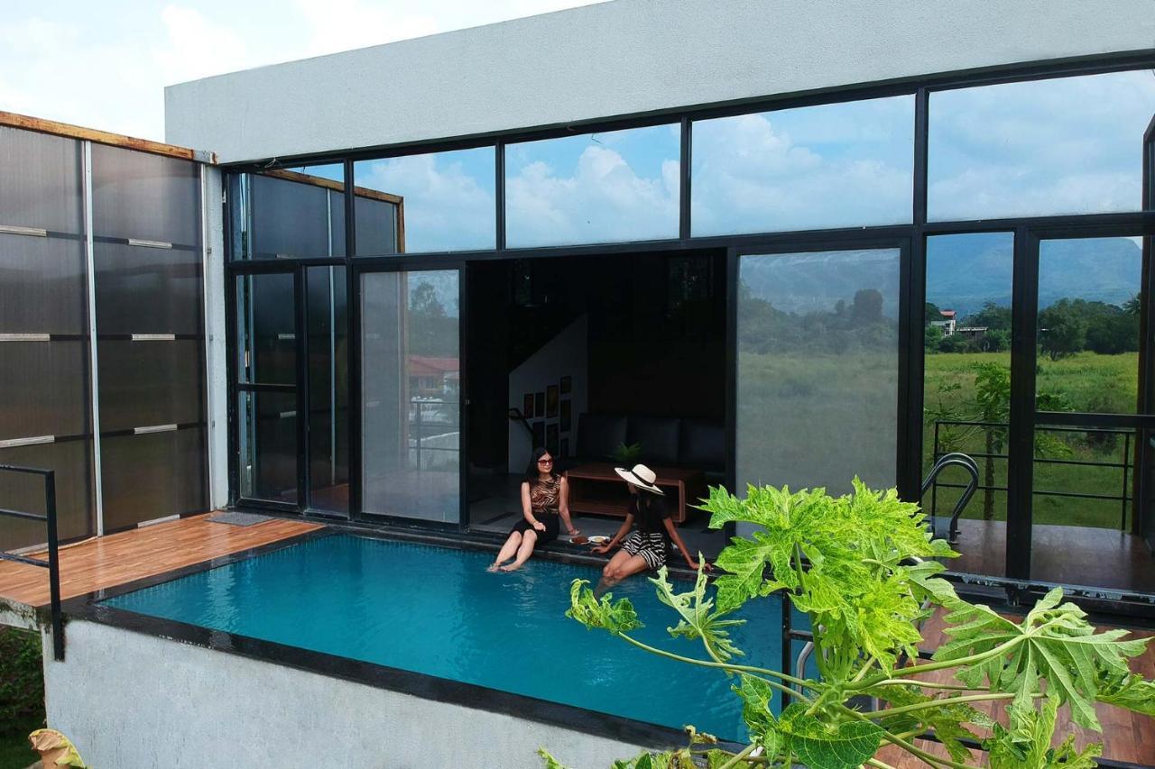 Two Villa By Stayvista With Infinity Pool, Farm & Mountain Views, Modern Interiors คาร์จัต ภายนอก รูปภาพ